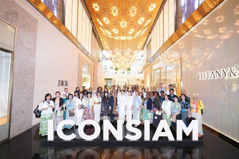 สยามพิวรรธน์ ร่วมต้อนรับคู่สมรสรัฐมนตรีว่าการกระทรวงการคลังและผู้ว่าการธนาคารกลางในงานเลี้ยงรับรองกิจกรรมสำหรับคู่สมรสอย่างเป็นทางการ (Official Spouse Programme)ในโอกาสการเป็นเจ้าภาพจัดการประชุม IMF & World Bank Annual Meetings 2026 ของประเทศไทยณ สุราลัย ฮอลล์ ชั้น 7 ไอคอนสยาม